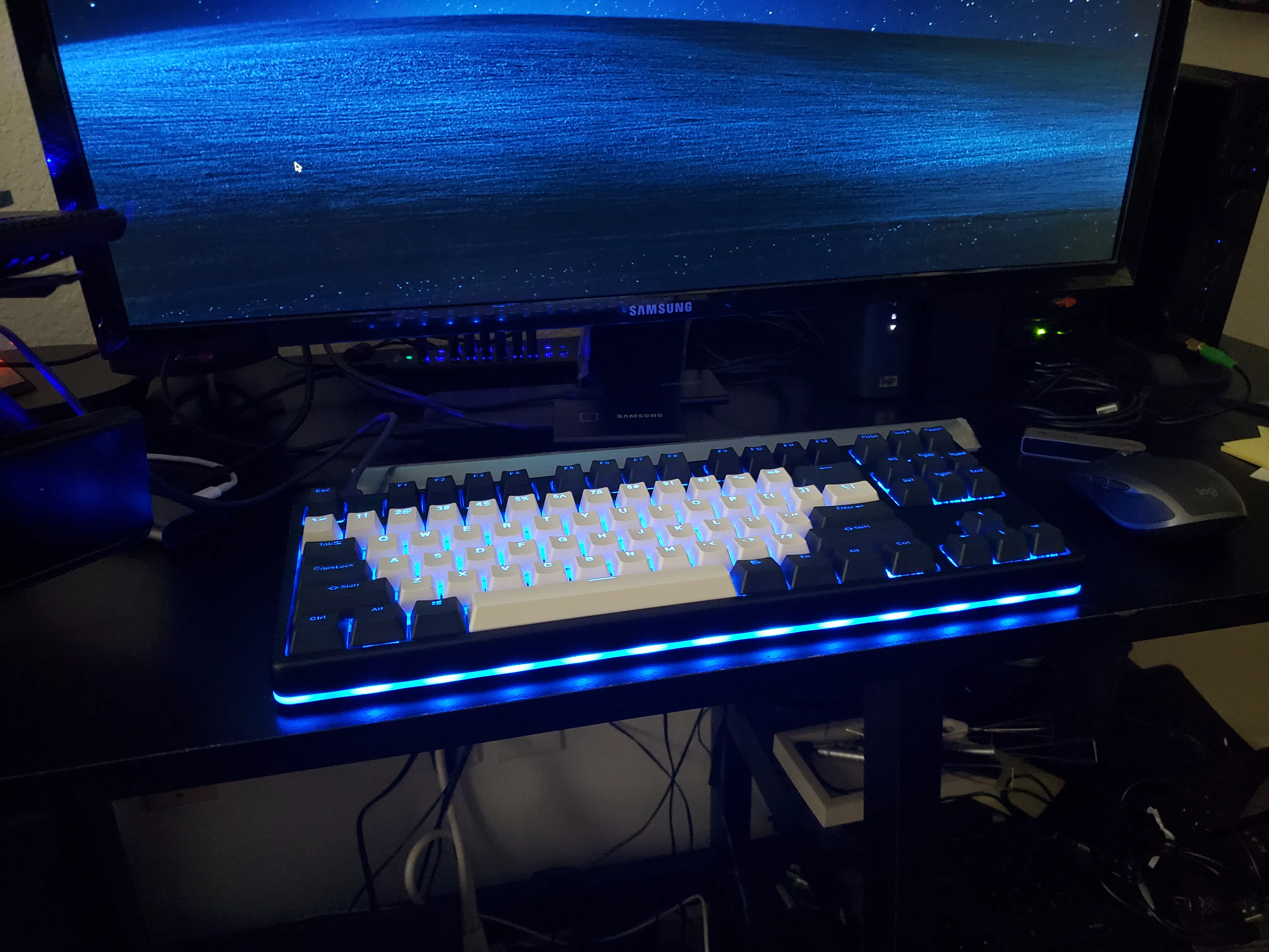 High-profile [black] CTRL with skylight keycaps (with nighttime Windows ...