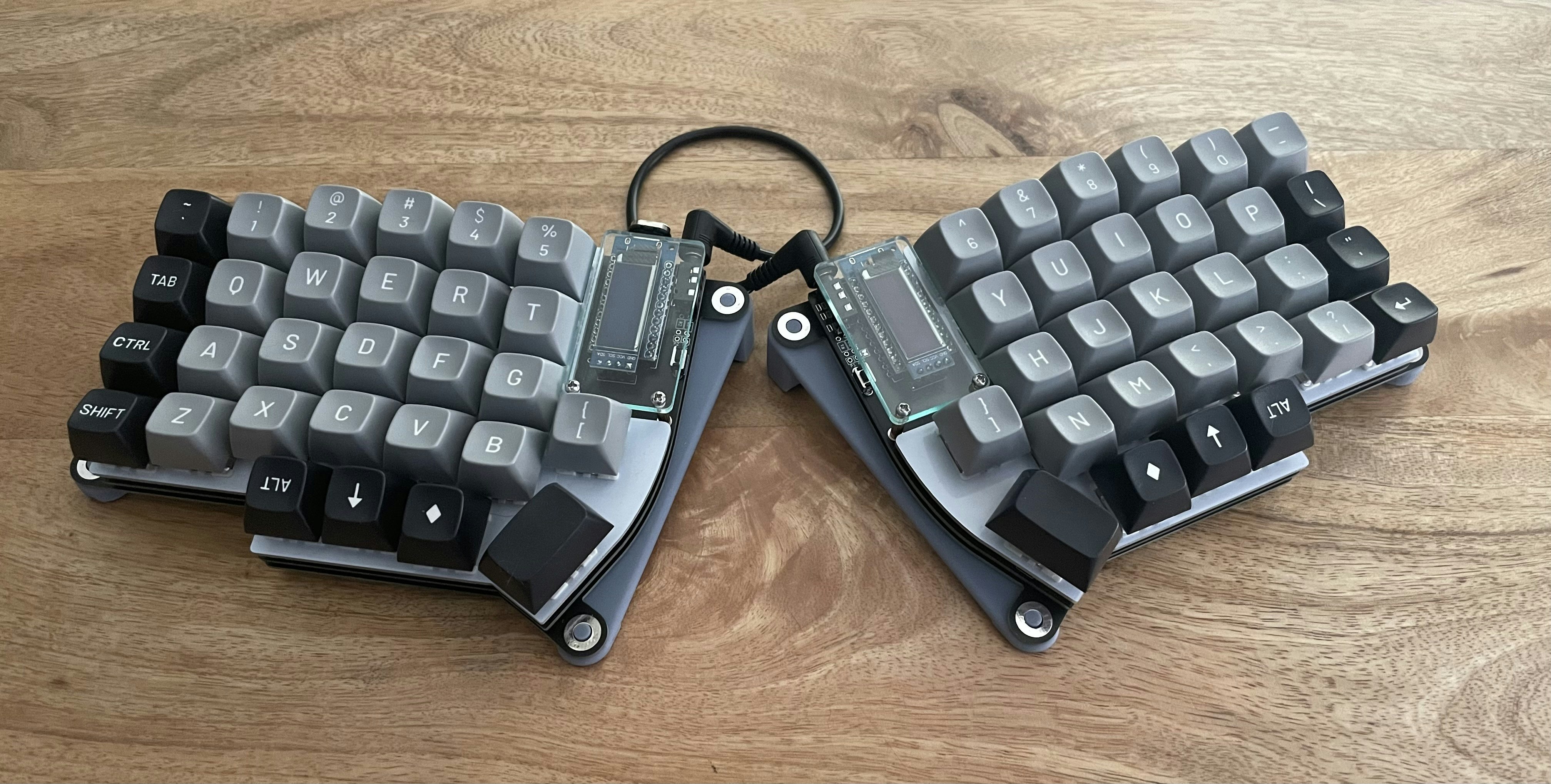 3277 Ortholinear keycaps on a Lily58, with customized bottom plates and