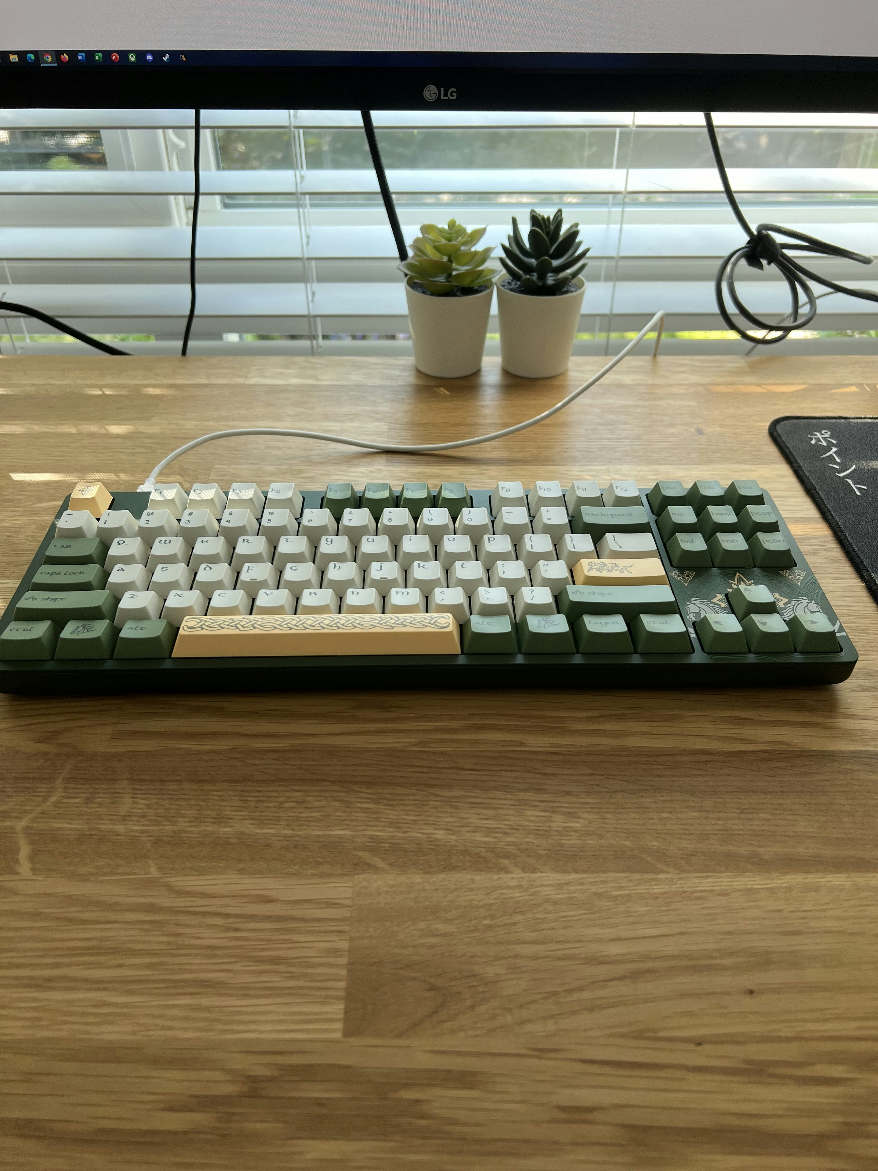 Drop + The Lord of the Rings™ Rohan™ Keyboard - Aldburg