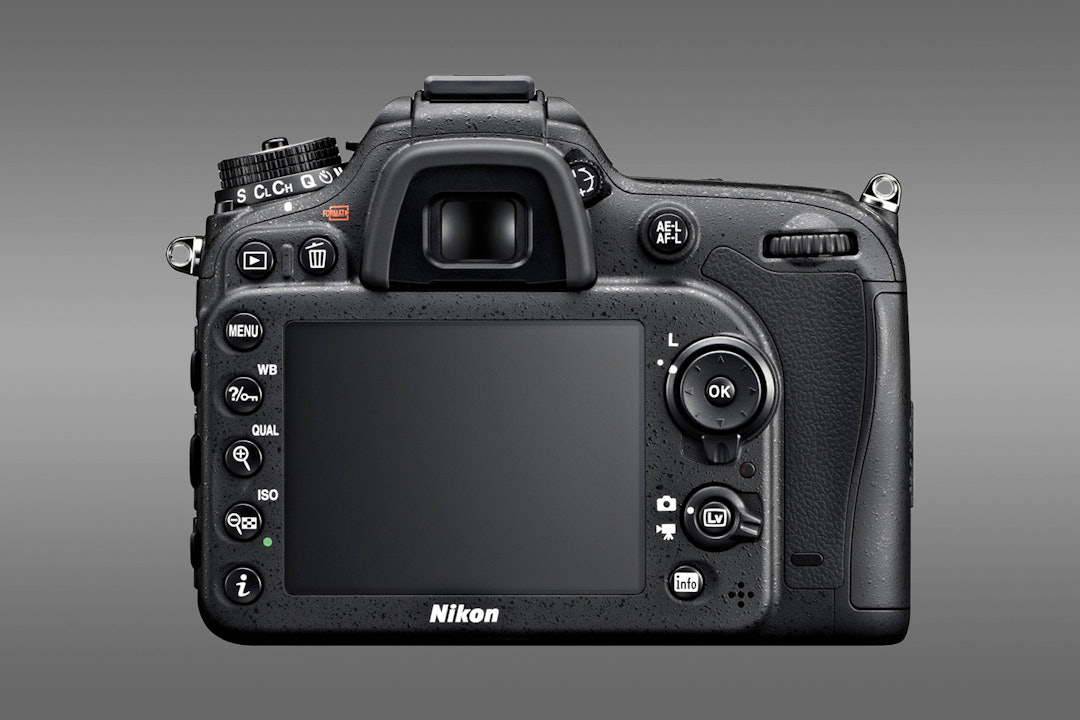 Nikon D7100 DSLR Body w/ 18-140mm Kit Lens