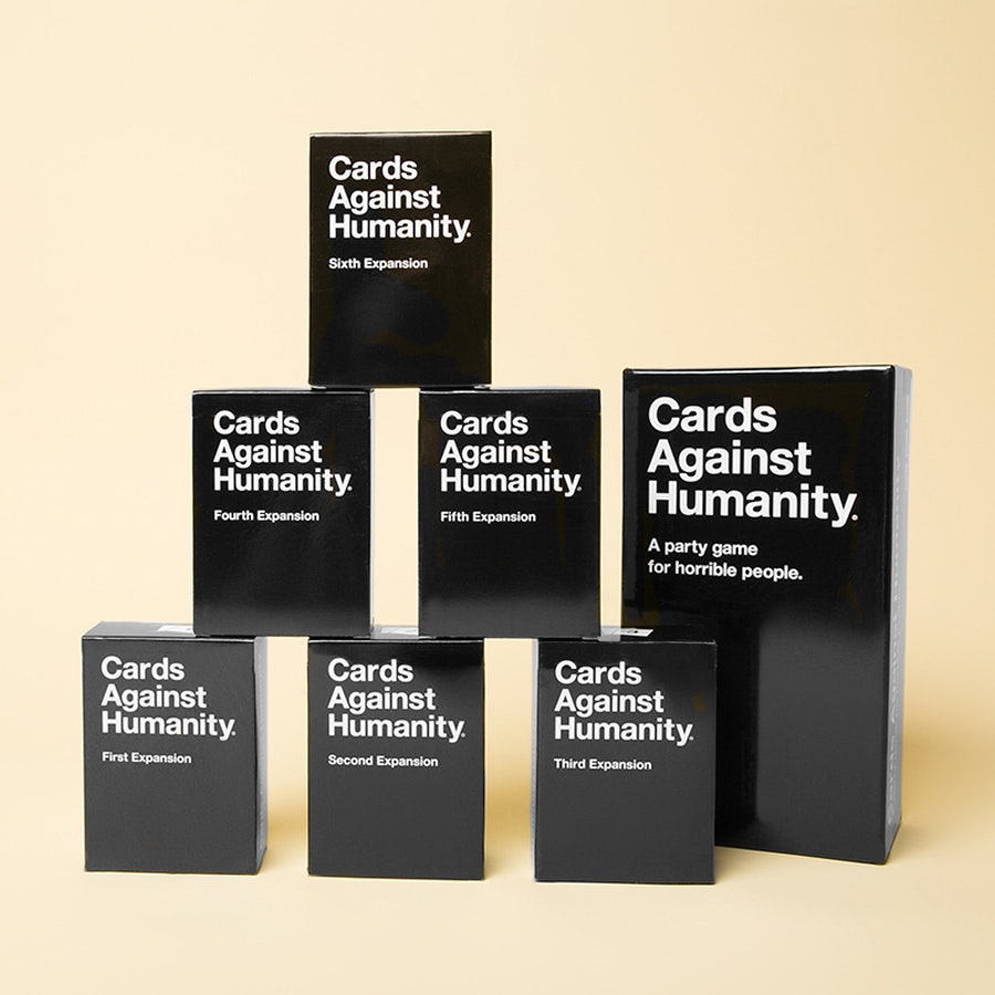 Deals cards against humanity + 1-6 expansions