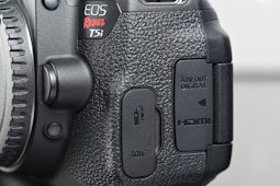 Canon Rebel T5i DSLR w/18-55mm Kit