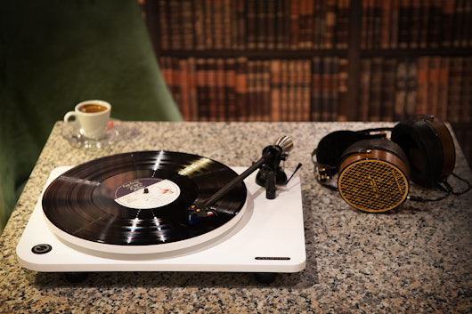 Auris Audio MYSTiK Turntable