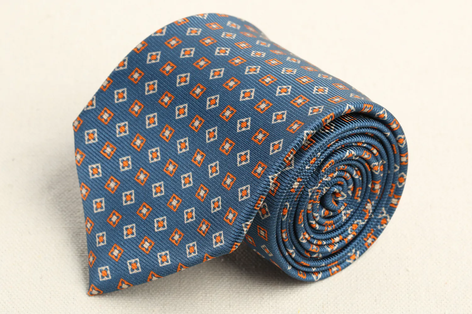 https://massdrop-s3.imgix.net/product-images/berg-berg-silk-tie/MD-26280_20160913160003_fdab3340c2653d91.jpg