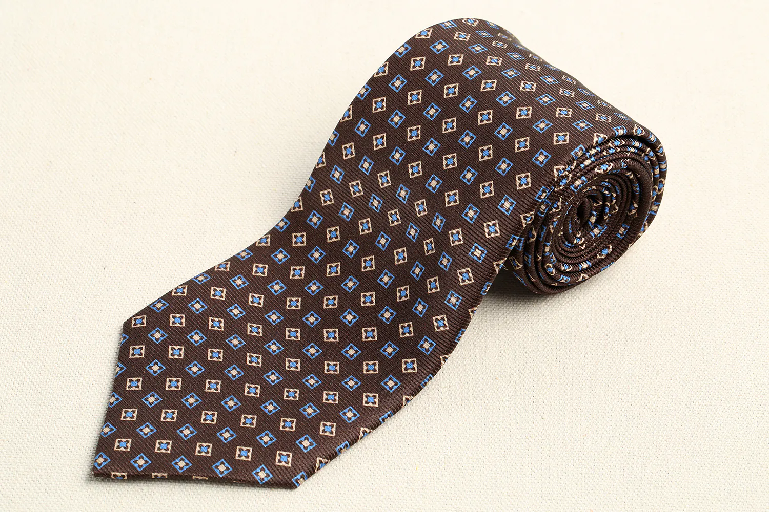 https://massdrop-s3.imgix.net/product-images/berg-berg-silk-tie/MD-26280_20160913160004_90a7b80850ccfc95.jpg