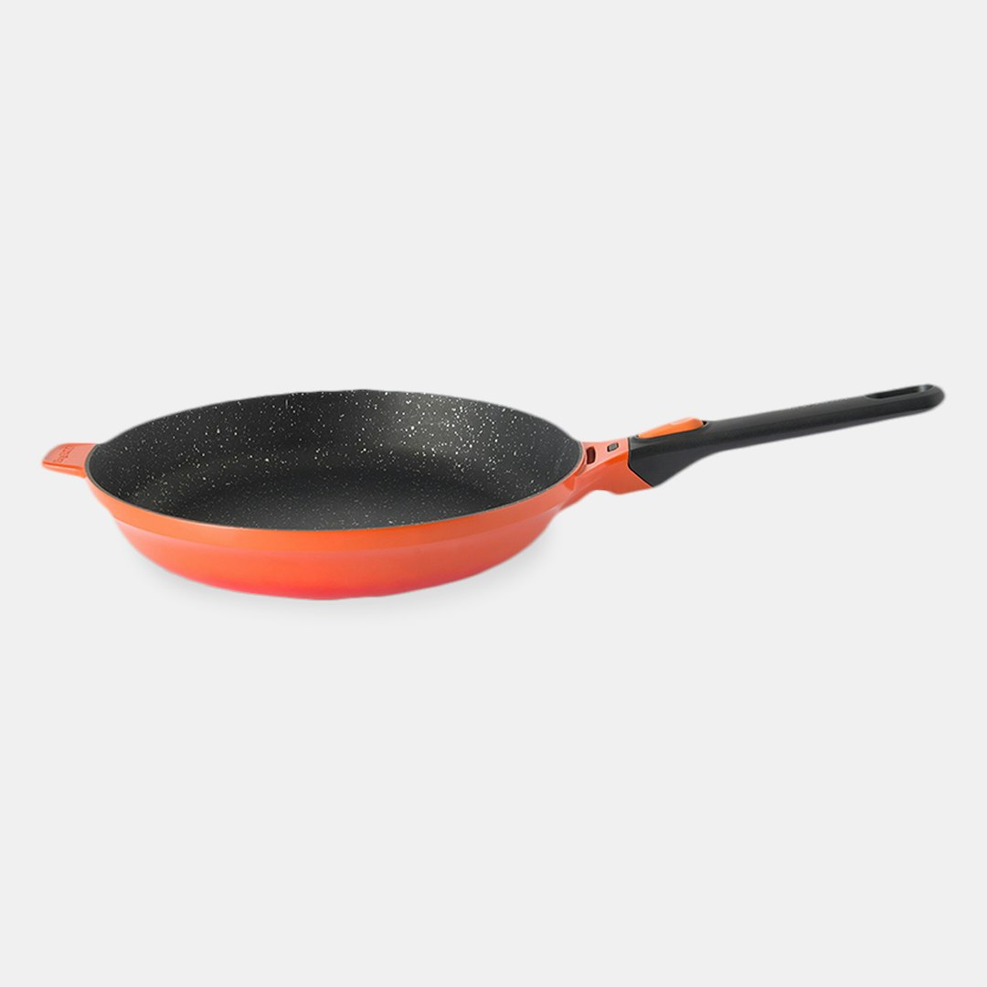 https://massdrop-s3.imgix.net/product-images/berghoff-gem-cast-aluminum-non-stick-fry-pans/FP/Jt3QSnviQPShPl56MiG1_pc.png?bg=f0f0f0