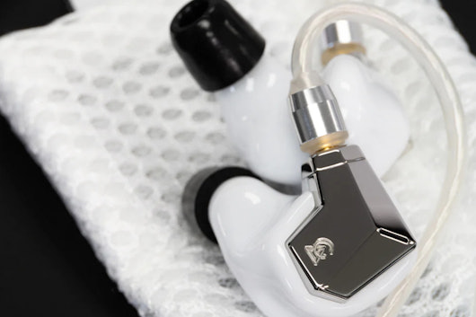 Campfire Audio Supermoon Multiverse III Achromatic Series IEM