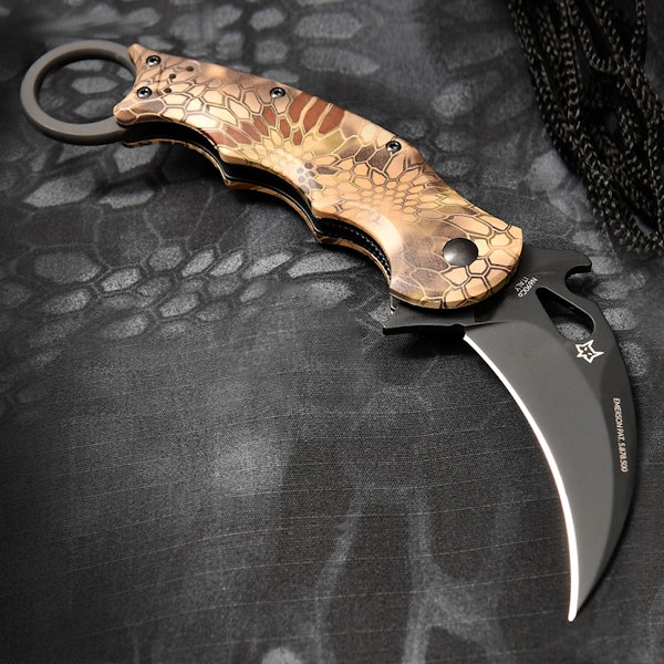 https://massdrop-s3.imgix.net/product-images/fox-479-highlander-karambit/MD-31135_20161114120523_174757371652add6.jpg?bg=f0f0f0&w=600&h=600