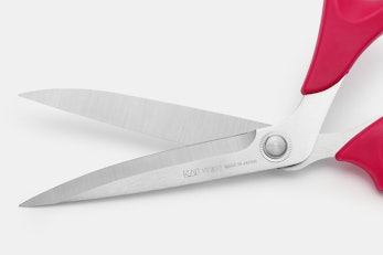 Kai Very Berry 9-Inch Serrated Scissors