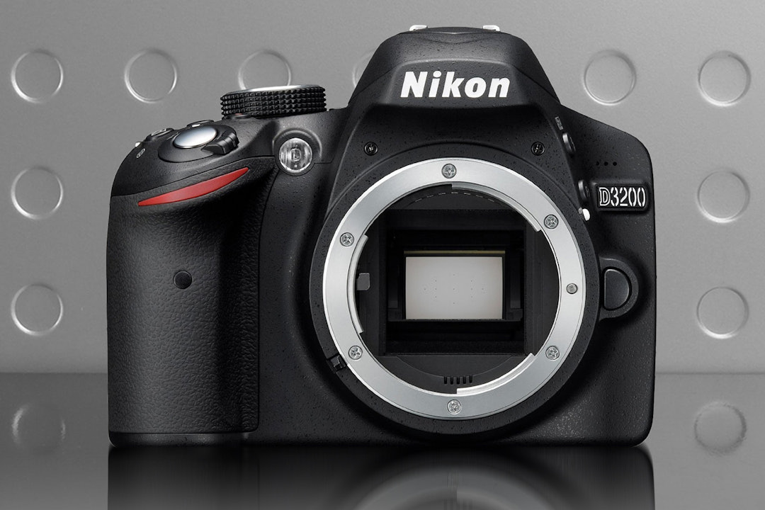 Nikon D3200 + 18-55mm (Non VR) Lens Bundle