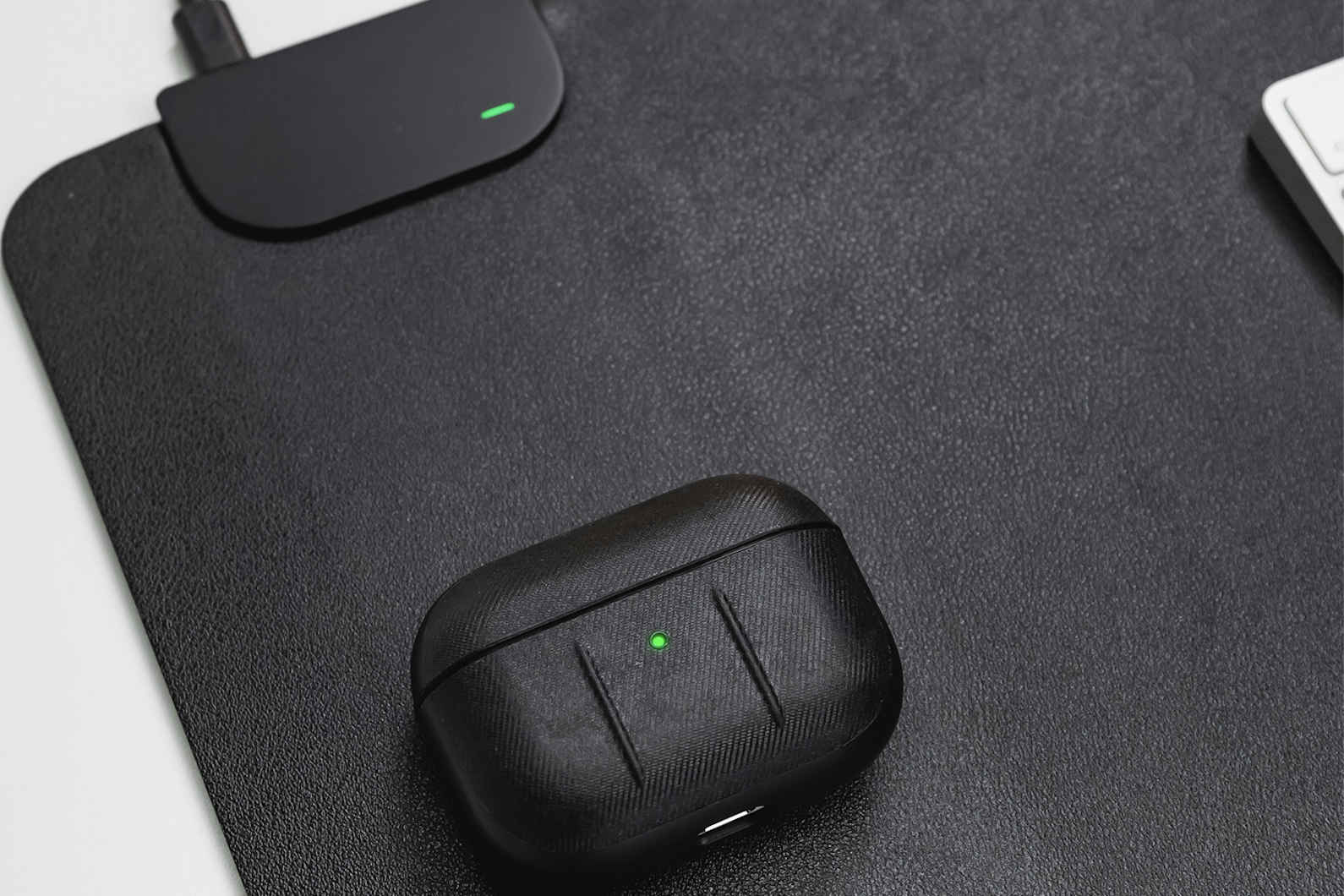 STATIK TaskPad Desk Mat With Built-In Wireless Charger | Battlestations ...